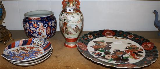 Imari charger, 3 plates, jardiniere & Kutani knife